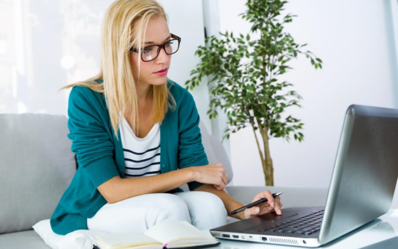 Équipe travaillant sur des analyses financières complexes