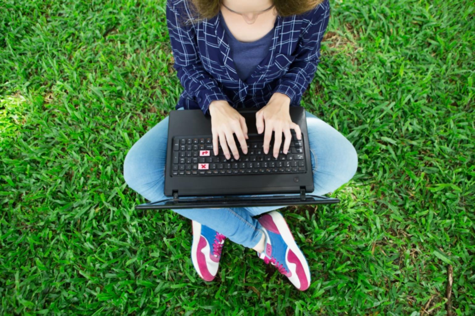 Environnement d'apprentissage collaboratif avec étudiants travaillant sur projets financiers